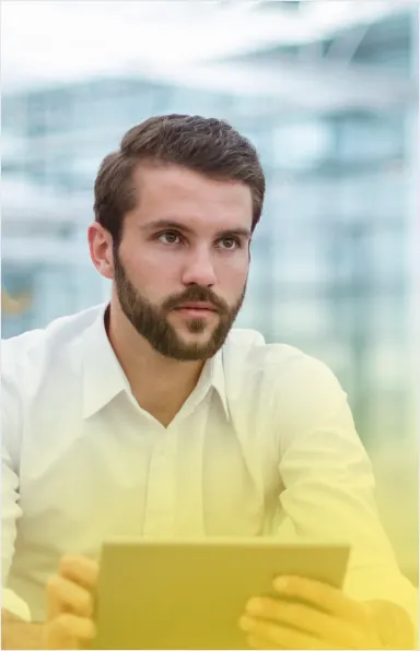 Profissional do setor financeiro utilizando a plataforma Ubots